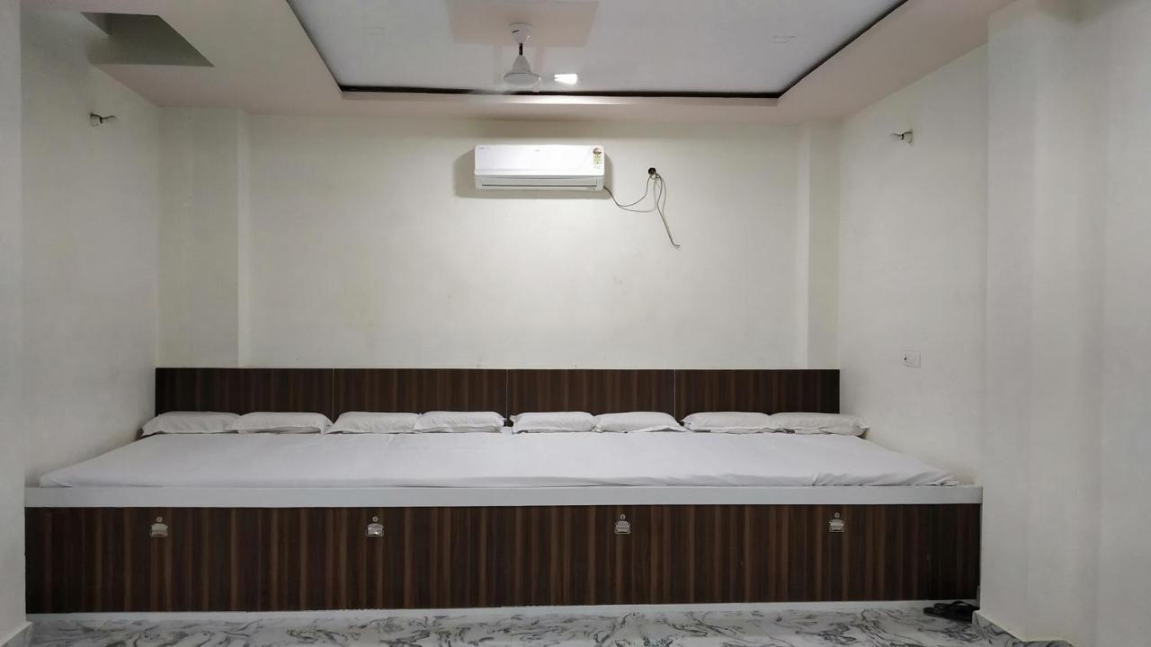 Rajlakshmi Guest House Mathura Exteriör bild